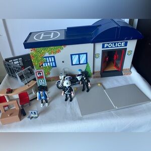 Playmobil #5689 Take Along Police Station Incomplete Discontinued.